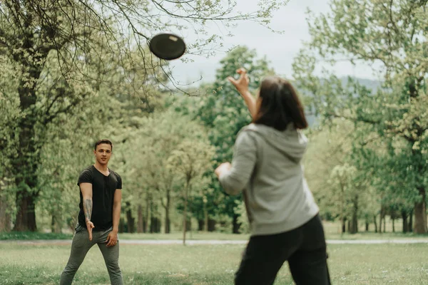 Belo Casal Jogando Frisbee Enquanto Está Grama Parque — Fotografia de Stock