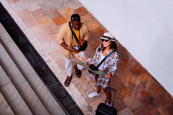 Zwei Touristen Stehen Vor Dem Besuch Der Stadt — Stockfoto