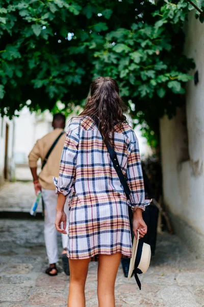 stock image Two multiethnic friends are walking through an alley. They are visiting the city