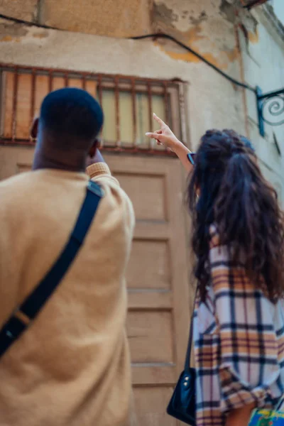 Beautiful Man Pointing Destination His Girlfriend Pointing Well Make Sure — Stock Photo, Image