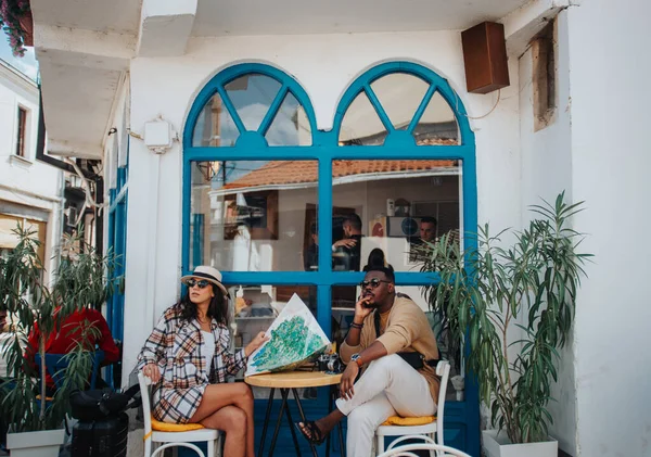 Όμορφοι Τουρίστες Κοιτάζοντας Κάτι Whie Κάθεται Στο Καφέ — Φωτογραφία Αρχείου