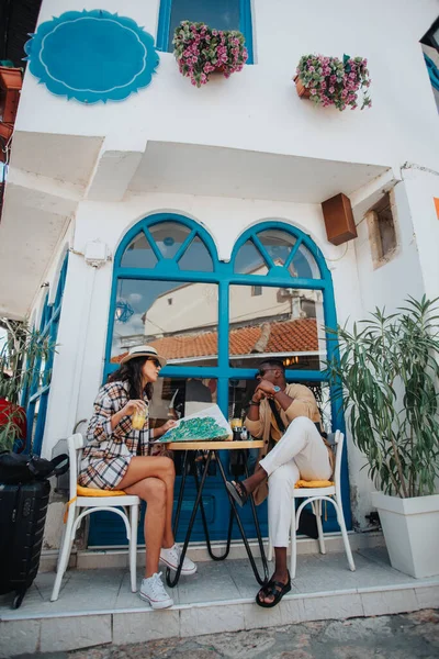 Όμορφοι Τουρίστες Έχουν Μια Συνομιλία Ενώ Κάθεται Στο Καφέ — Φωτογραφία Αρχείου