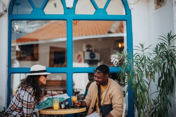 Güzel Turist Çift Kafede Otururken Gülümsüyor — Stok fotoğraf