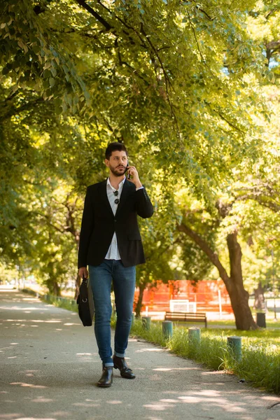 Junger Gutaussehender Geschäftsmann Bespricht Beim Spaziergang Park Etwas Wichtiges Telefon — Stockfoto