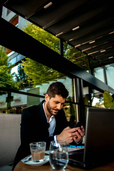 Biznesmen Pracujący Telefonie Siedząc Kawiarni — Zdjęcie stockowe