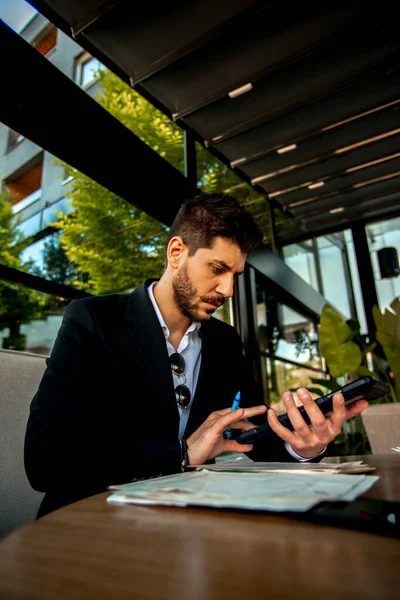 Επιχειρηματίας Κοιτάζοντας Tablet Ενώ Κάθεται Στο Καφέ Στην Πόλη — Φωτογραφία Αρχείου