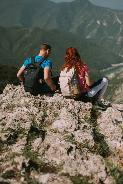 山に座っている間に話している素晴らしいヨガのカップル — ストック写真