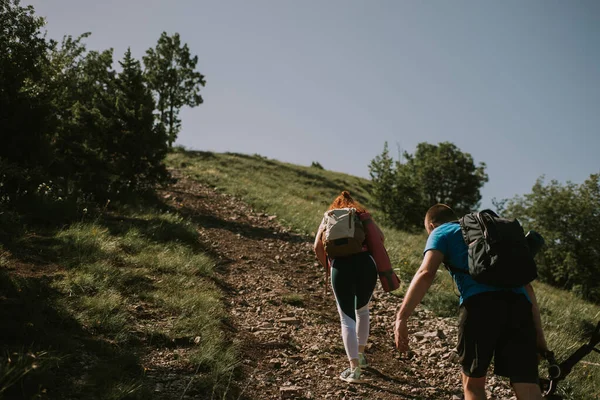 山でのカップルハイキング — ストック写真