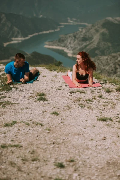 在山顶玩乐的瑜伽夫妇 — 图库照片
