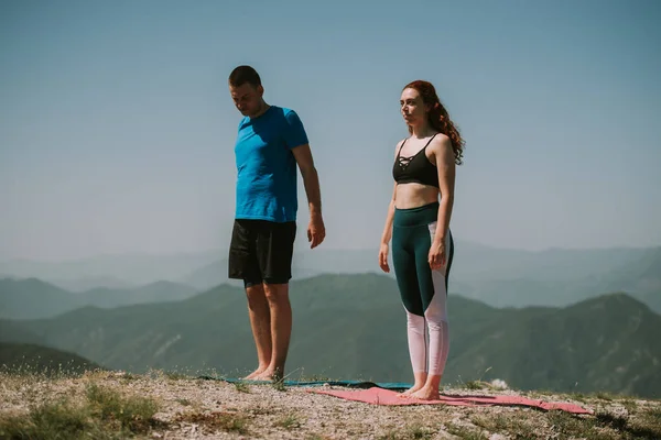 Yoga Paar Auf Den Yogamatten Auf Dem Gipfel Des Berges — Stockfoto