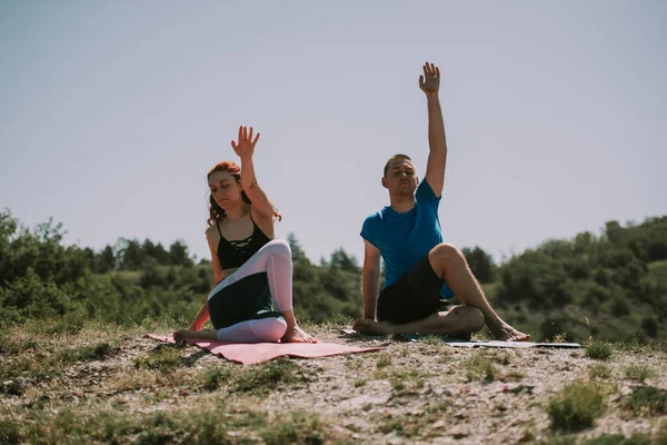 Partenaires Yoga Faisant Quelques Poses Yoga Tout Étant Assis Sur — Photo
