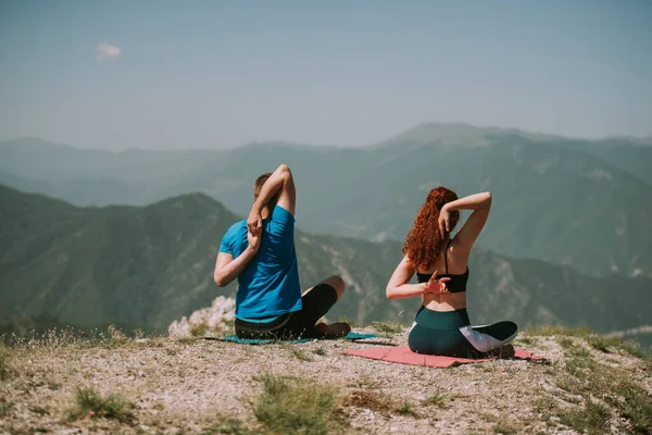 Couple Yoga Montagne Assis Streching — Photo