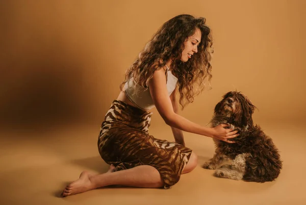 Schöne Mädchen Posiert Mit Ihrem Süßen Hund Während Sie Studio — Stockfoto