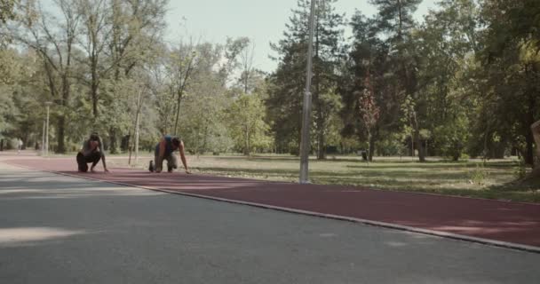 Para Biegaczy Zaczyna Biegać Torze Wyścigowym Parku Jesienią — Wideo stockowe