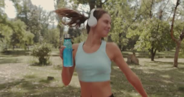 Κορίτσι Ετοιμάζεται Τρέξει Και Χορέψει Μουσική Από Ακουστικά Κοντινό Πλάνο — Αρχείο Βίντεο