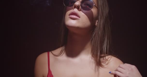 Cool Lány Táncol Csábítóan Dohányzik Cigaretta Visel Piros Fehérnemű Füst — Stock videók