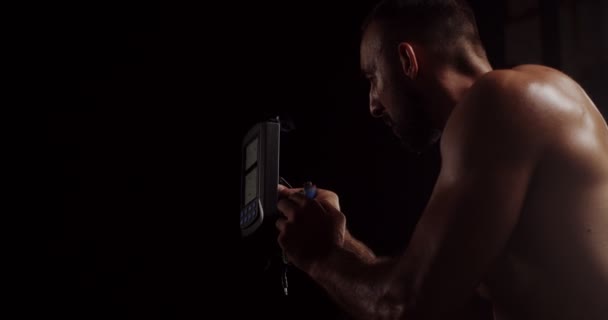 Gros Plan Vidéo Beau Mec Réparant Machine Pour Puisse Continuer — Video