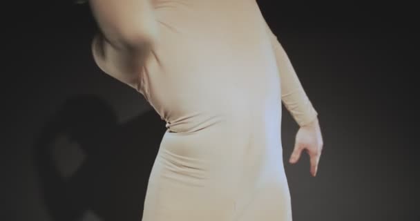 Jovem Dançarino Sexo Masculino Está Dançando Com Mãos Mais Seu — Vídeo de Stock