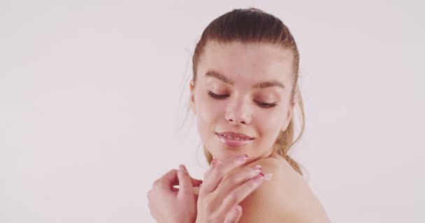 Gadis Cantik Lembut Menyentuh Lehernya Dan Menerapkan Krim Putih Terisolasi — Stok Video