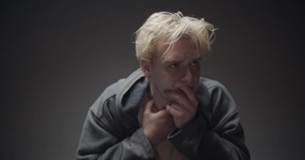 Ung Blond Pojke Gråter Mycket För Att Han Blev Knäckt — Stockvideo
