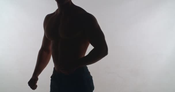 Tja Muskulös Man Står Studio Isolerad Grå — Stockvideo