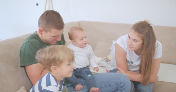 Турботливі Батьки Насолоджуються Компанії Своїх Дітей — стокове відео