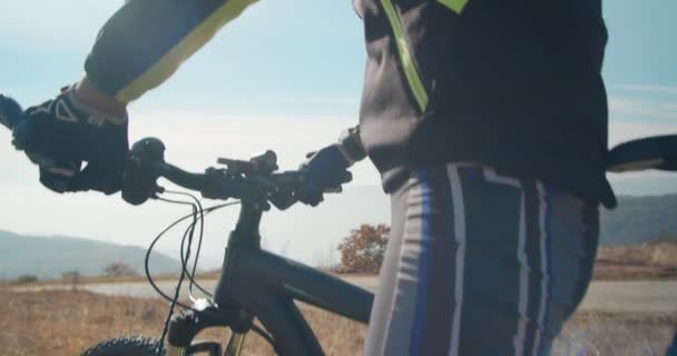 山頂の自転車屋からの近景 — ストック動画