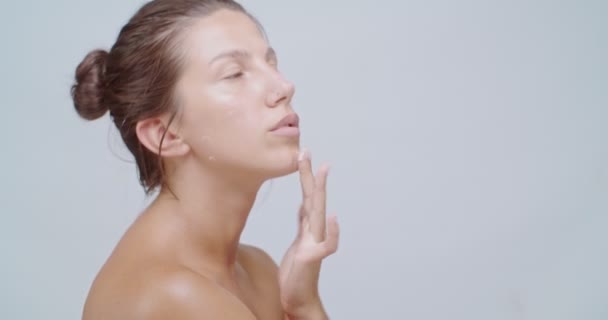 Mulher Bonita Aplicando Creme Branco Seu Rosto Ombros Massageando Tratamento — Vídeo de Stock