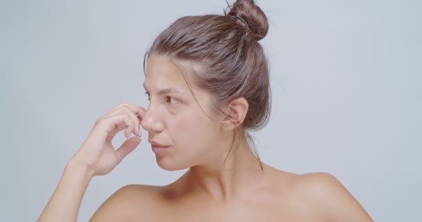 Menina Melhorando Seu Olhar Conceito Cosmetologia Pele Branca Pura Isolada — Vídeo de Stock