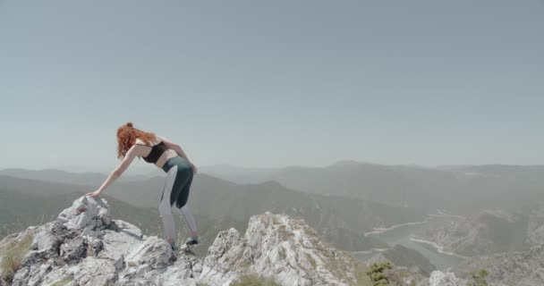 Meisje Doet Yoga Top Van Wereld Hoge Berg Uitzicht Middag — Stockvideo