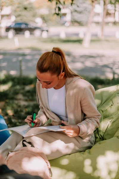 Liseli Kız Yeşil Kalemle Kitaptaki Önemli Bölümlerin Altını Çiziyor — Stok fotoğraf