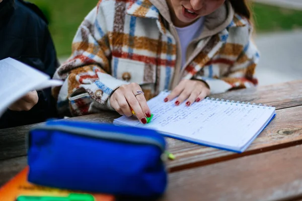 Bir Lise Öğrencisi Ödevini Yazarken Bir Hata Yaptı Hataları Silmek — Stok fotoğraf