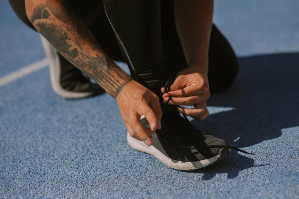 Ein Männlicher Sportler Schnürt Seine Turnschuhe Vor Dem Laufen Einem — Stockfoto