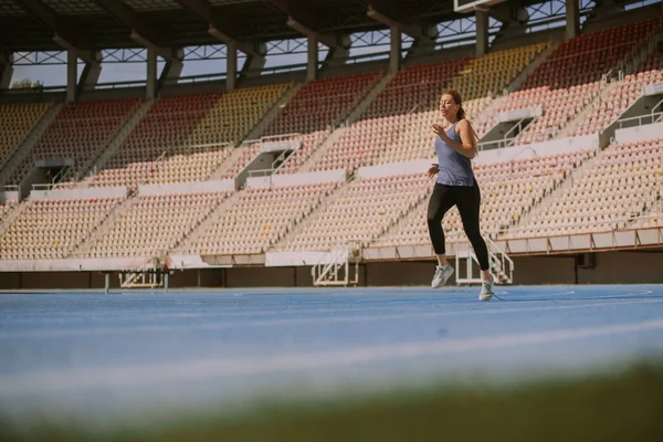 Zwei Attraktive Mädchen Joggen Gemeinsam Stadion — Stockfoto