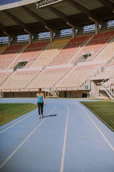 Uma Menina Está Andando Redor Estádio Uma Pista Esportes Depois — Fotografia de Stock
