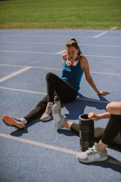 Muhteşem Sportif Bir Kız Antrenmana Ara Veriyor Bir Spor Pistinde — Stok fotoğraf
