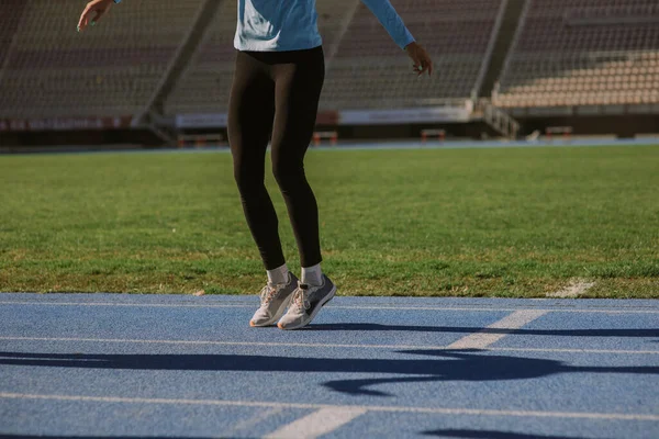 Молодая Девушка Тренируется Одна Стадионе Прыгает Тренирует Ноги — стоковое фото