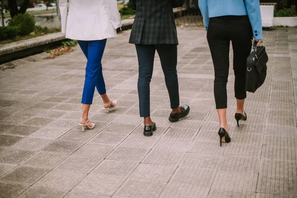 Três Empresários Caminhando — Fotografia de Stock