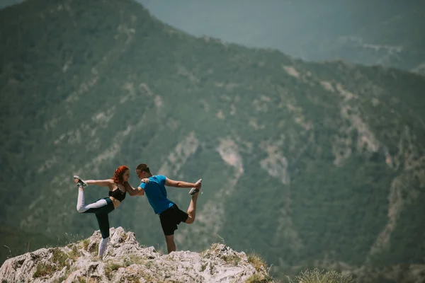 Pareja Yoga Haciendo Una Pose Yoga Cima Montaña — Foto de Stock