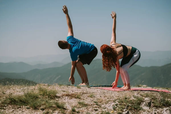 Primer Plano Pareja Yoga Estirando Los Brazos Cima Montaña — Foto de Stock