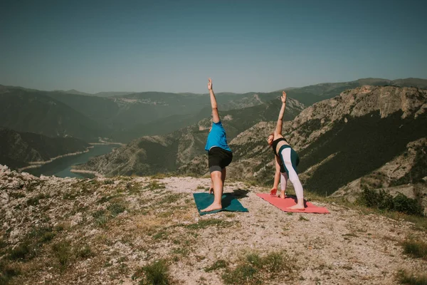 Pareja Yoga Haciendo Algunas Poses Yoga Cima Montaña — Foto de Stock