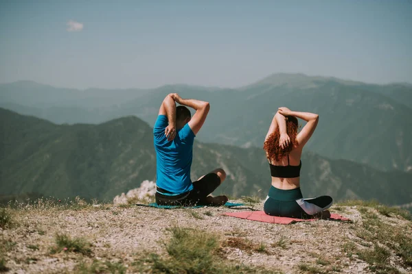 Couple Yoga Faisant Des Poses Yoga Sur Montagne — Photo
