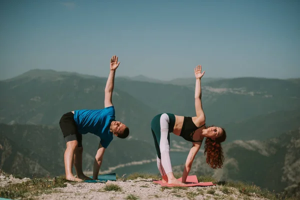 Hermosa Pareja Joven Haciendo Yoga Posa Cima Montaña — Foto de Stock