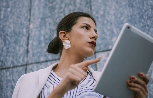 Schöne Geschäftsfrau Hält Ihr Tablet Vor Das Gebäude — Stockfoto