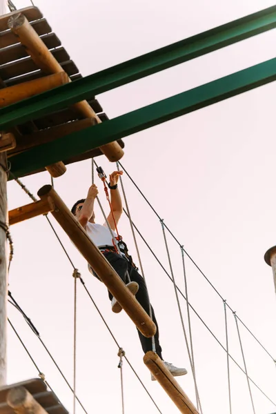 Jugendlicher Balanciert Abenteuerpark Auf Holzplanken — Stockfoto