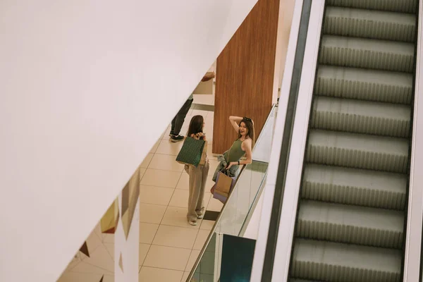 Zwei Süße Mädchen Stehen Mit Ihren Einkaufstüten Zaun — Stockfoto
