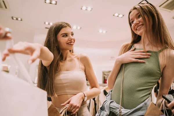Duas Garotas Bonitas Caixa Registradora Levando Saco Compras Vendedor Perto — Fotografia de Stock