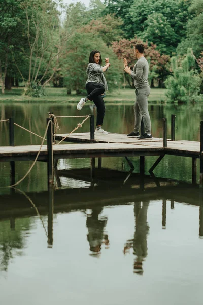 公園の橋の上で彼氏と女の子の友人の間の戦い — ストック写真