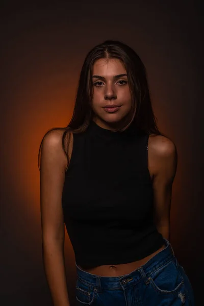Vonzó Gyönyörű Lány Pózol Stúdióban Szürke Háttér Némi Narancs Fény — Stock Fotó