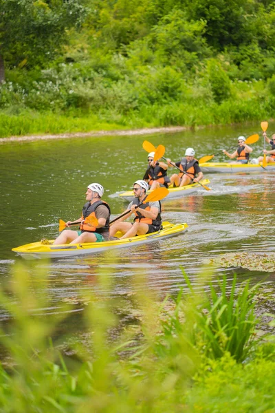 Grupo Amigos Están Haciendo Kayak Juntos Una Sola Línea —  Fotos de Stock